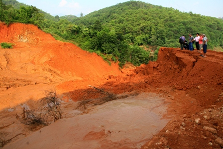 Vỡ đập chứa bùn thải quặng sắt tại Yên Bái ảnh 1